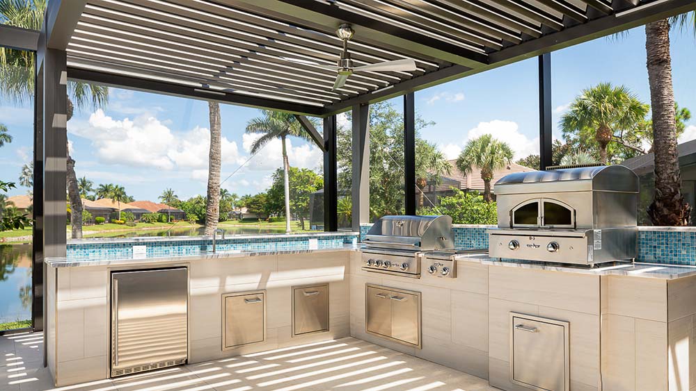 Cantilevered Azenco pergola with unobstructed outdoor views